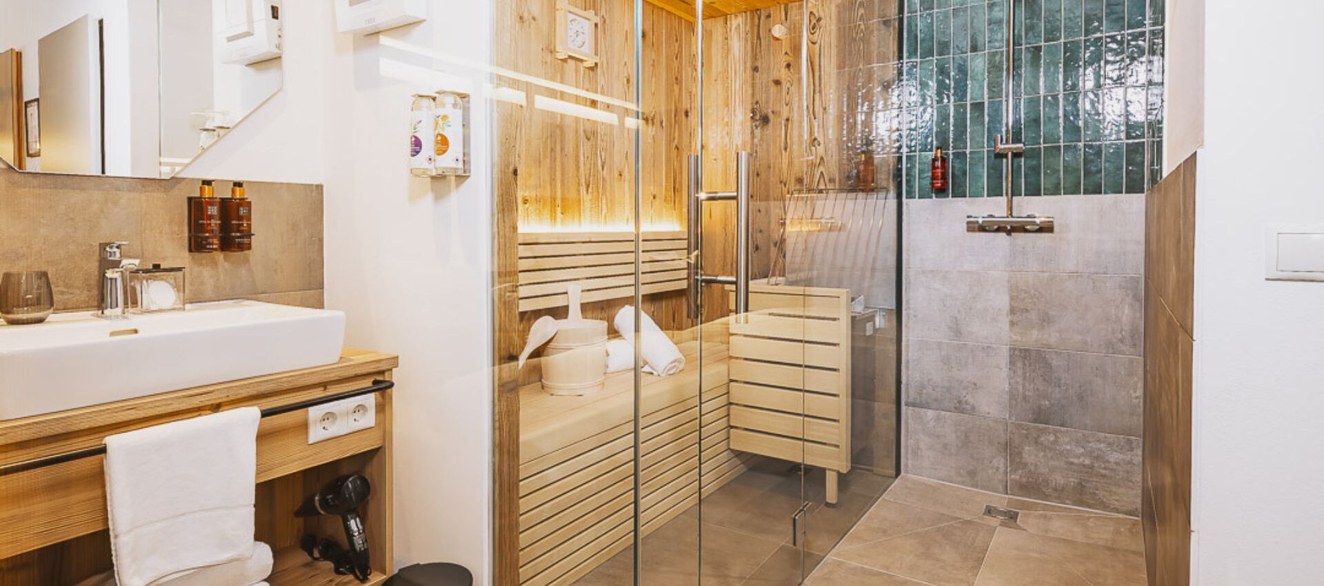 Zimmer mit Sauna im Hotel Nikolaus by AvenidA in Zell am See Zimmer mit Sauna im Hotel Nikolaus by AvenidA in Zell am See