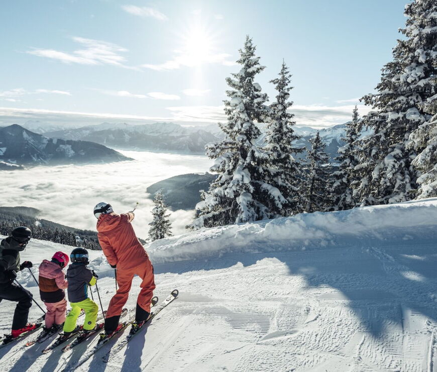 Familie beim Skifahren auf der Schmittenhöhe